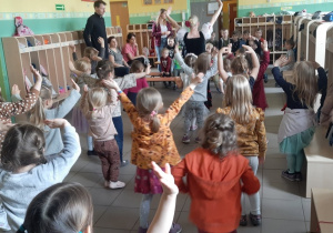 Dzieci próbują swoich sił w tańcu: stoją na scenie i powtarzają ruchy za tancerkami.
