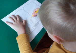 Chłopiec rysuje bohaterów ze swojej ulubionej bajki