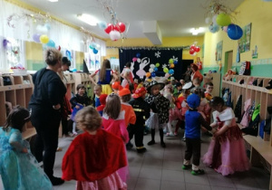 Dzieci i nauczycielki tańczą przy muzyce.