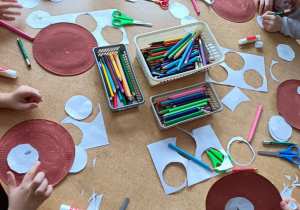 Dzieci wykonują pracę plastyczną - misia z papierowego talerzyka.