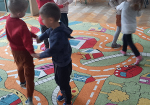 Dzieci tańczą w parach do piosenki o misiu.