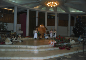 Ołtarz w dolnym Kościele Parafii Najświętszego Serca Jezusowego, widać wszystkich aktorów