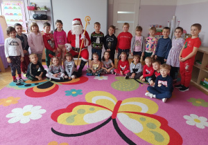 Dzieci z grupy fioletowej z Mikołajem.