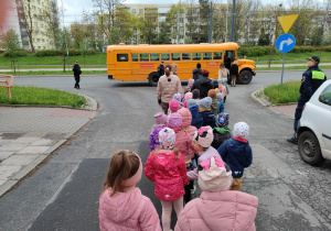 Grupa czerwona i żółta w drodze do autobusu.