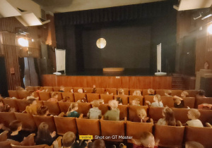 Przedszkolaki z grupy żółtej i czerwonej w sali Teatru Piccolo.
