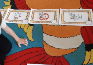Dzieci na dywanie układają historyjkę o małej Vashti.