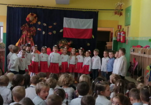 Występujące dzieci śpiewają piosenkę.