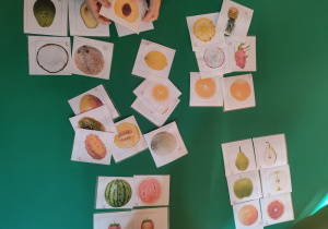 Dzieci dobierają przekrój owoca do ilustracji całego owoca.