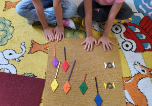 Z trójkątów i patyczków dzieci stworzyły jesienne liście