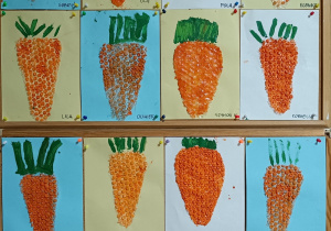 Na tablicy wywieszone prace wykonane przez dzieci z grupy fioletowej - marchewki z folii bąbelkowej.
