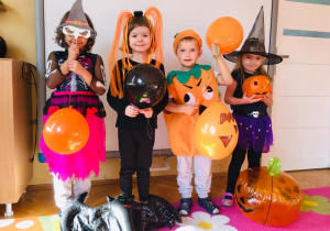 Dzieci stoją w Sali przebrane w stroje halloween.