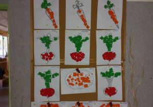 Tablica przedstawiająca prace plastyczne wykonane przez dzieci- jesienne warzywa.