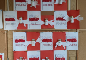 Prace wywieszone na tablicy - flaga Polski oraz godło Polski wykonane przez grupę zieloną.