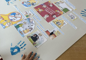 Dzieci odciskają rączki pomalowane niebieską farbą na plakacie związanym z prawami dziecka.