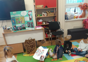 Dzieci na dywanie omawiają postać Misia Coralgola.