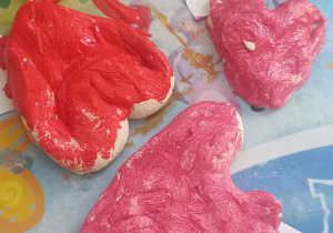 Pomalowane serca z masy solnej na czerwono i różowo.