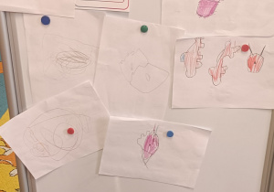 Tablica z rysunkami dzieci przedstawiającymi anatomiczne serce.