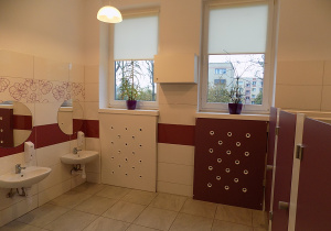 Łazienka grupy fioletowej - umywalki, okna, fioletowe drzwi do toalet