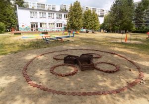 Mandala w ogrodzie przedszkolnym